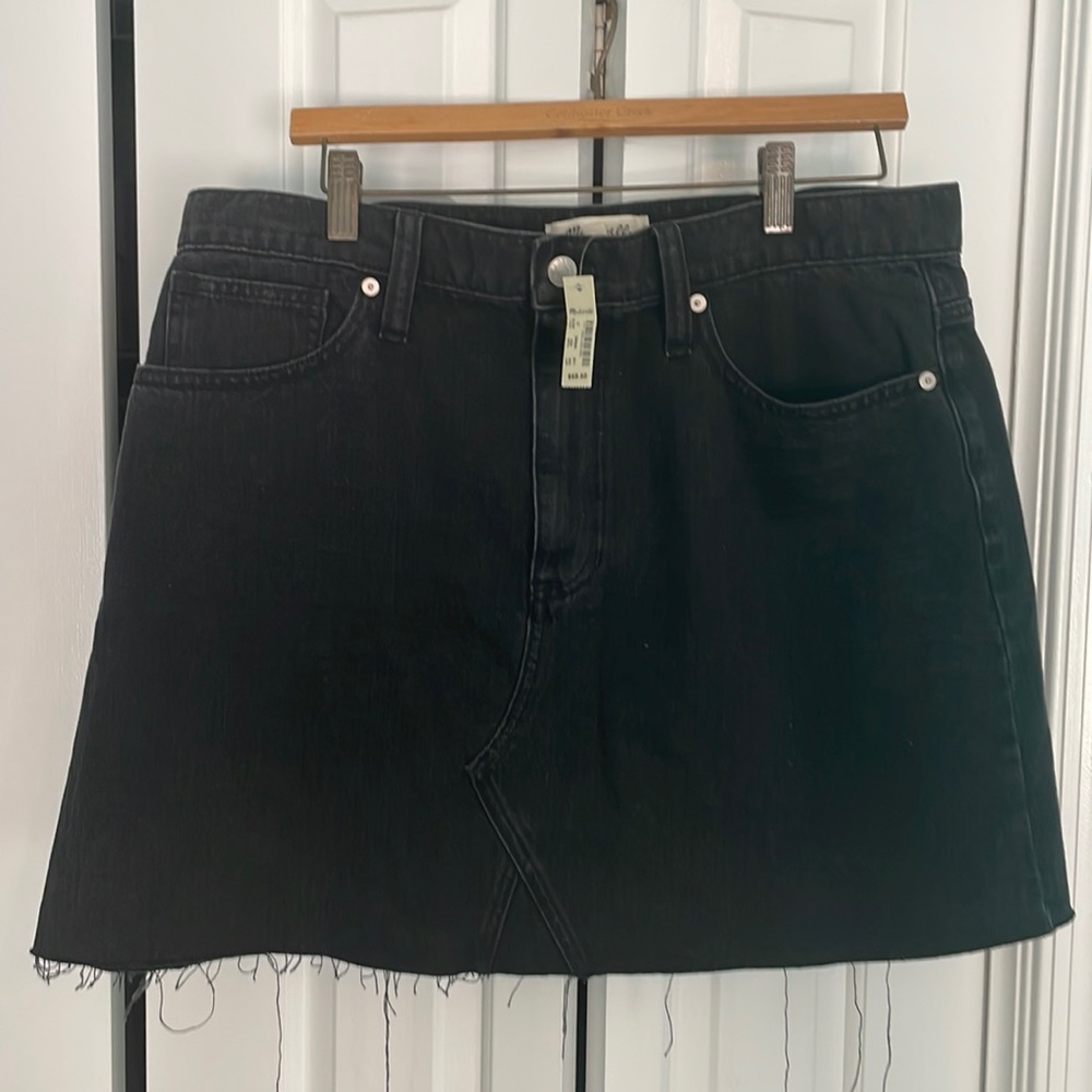 Madewell black denim skirt (never worn and has its original tags) 🖤
